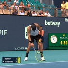Berrettini, malore durante il match contro Murray: crolla prima del servizio, poi si riprende dopo l'intervento del medico (ma perde)
