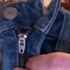 Le cerniere dei jeans nascondono un segreto: il video virale che sta lasciando i social a bocca aperta