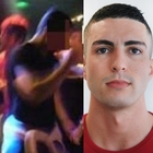 Sesso, video hard del calciatore in discoteca: il club lo sospende