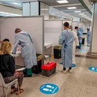Coronavirus, caos tamponi per chi rientra dall'estero: solo a Roma, Venezia e Pescara si fanno in aeroporto