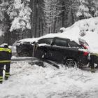Forte nevicata sulle Dolomiti, alberi caduti, strade interrotte: rischio black out