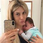 Paola Caruso criticata per la foto del bimbo con la mascherina: «Lo soffochi»