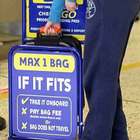 Ryanair, nuove regole sui bagagli a mano: da lunedì 15 vanno in stiva, multe di 50 euro