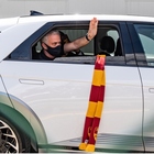 Mourinho è a Roma. L'arrivo nella Capitale con l'aereo pilotato da Friedkin. Lo Special One saluta i tifosi a Trigoria: «Daje Roma»