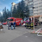 Incendio all'ospedale di Caltanissetta, rogo nella sala mensa: colonna di fumo avvolge la struttura