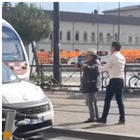 Al Bano star a Firenze, un automobilista ferma il traffico per fotografare il cantante e lui si mette in posa VIDEO