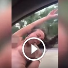 Mamma si spoglia e gira un video hot in auto, poi lo schianto: muore a 35 anni. Ecco le immagini