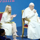 Papa Francesco: «Pochi figli, poche speranze». Giorgia Meloni: il governo ha messo la famiglia al centro