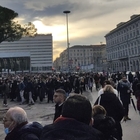 Metro interrotta, caos in centro a Roma: la rabbia dei pendolari. Lega: «Festival del degrado»