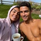 Cristiano Ronaldo in quarantena, sorrisi su Instagram: «Chi lo dice che a Manchester non c'è il sole?»