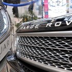 La Jaguar Land Rover interrompe la produzione: «Pausa di due settimane». Ecco cosa sta succedendo