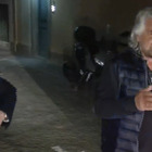 Beppe Grillo si arrabbia con i bodyguard: «Non vi prendo piu' come scorta, venite avanti per cortesia»