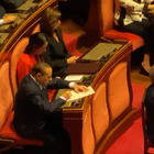 Berlusconi scrive durante il discorso di La Russa al Senato