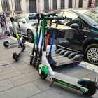 Monopattini, a Roma violano le norme 7 parcheggi su 10. È Parigi la capitale europea dell’uso corretto