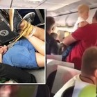 Ubriaco e molesto a bordo: passeggeri lo legano a terra per tutto il volo
