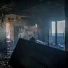 Incendio a Milano, le prime immagini dall'interno del grattacielo: porte deformate e muri anneriti