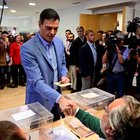 Elezioni in Spagna, il premier Pedro Sanchez al seggio insieme alla moglie