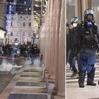 Dpcm, tensioni a Torino, Napoli e Milano: lanci di sassi e molotov, 2 fermi. Proteste anche a Roma. Sale l'allerta del Viminale