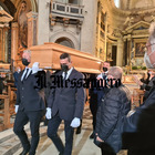 Gigi Proietti, la diretta dei funerali a Roma. Omaggio al Globe Theatre: «Grazie maestro». Poi le esequie alla Chiesa degli Artisti