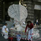 Roma, fa il bagno nella fontana delle Api a piazza Barberini: turista multata