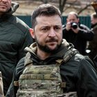 Ucraina, Zelensky visita l'ospedale di Bucha: «I militari russi sono macellai e assassini, hanno portato il male»