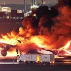 Aereo prende fuoco in volo e atterra tra le fiamme: «Ci sono passeggeri a bordo, scontro con un altro velivolo»