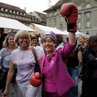 Svizzera, l'onda viola delle donne: in sciopero per la parità