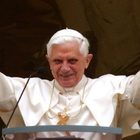 Papa Francesco e Ratzinger, le tifoserie si infiammano, intanto sorgono dubbi