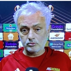 Mourinho spettinato e con le occhiaie dopo la partita, l'allenatore diventa un meme: «Ecco cosa fanno 2 anni di Roma»