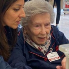 Nonna Lucina, 91 anni, cassiera per un giorno al supermercato: «Tutti sognano la pensione, io voglio tornare a lavorare»