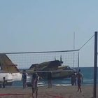 Il Canadair si rifornisce ad Ostia a due passi dalla spiaggia Video