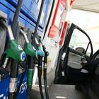 Benzina record, a 2,7 euro a litro sull'A8: scoppia il caso. «Più di 136 euro per un pieno, intervenga la Finanza»