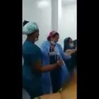 Paziente sotto anestesia, le infermiere ballano durante l'intervento: licenziate in 5