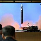 Hwasong-12, ecco il missile lanciato da Kim Jong-un verso il Giappone: a raggio intermedio, fu presentato per celebrare il Giorno del Sole