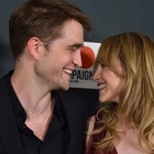 Robert Pattinson e Suki Waterhouse aspettano un figlio, l'annuncio inaspettato fa impazzire i fan