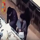 Milano, due bulgare affiancano un anziano in panetteria e lo derubano del portafogli: incastrate dalle telecamere