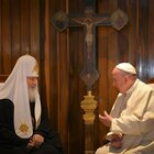 Papa Francesco parla con il patriarca Kirill