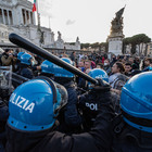 Piazza Venezia, tensioni con la polizia alla protesta non autorizzata dei negazionisti