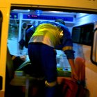 Ambulanza in emergenza presa a calci e pugni dai giovani della movida