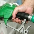 Cashback, il furbetto al distributore paga cinque volte col bancomat per mettere 20 euro di benzina