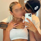 Chanel Totti e Cristian Babalus allo specchio: lui la bacia per il selfie da incorniciare