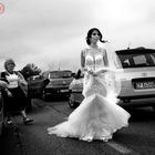 • La Pontina brucia ancora: la sposa in abito bianco in contromano sulla statale (Foto Sergio Tuccio)