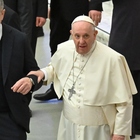 Papa Francesco non andrà a Firenze per un forte dolore al ginocchio. «Il medico gli ha imposto riposo assoluto»