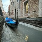 Venezia, bassa marea record: canali in secca, ambulanze ferme. Malati soccorsi a piedi