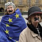 • La premier May: "Passo storico". UE prepara contromisure