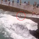 Gioca sul pontile col mare in tempesta, ragazzina trascinata in acqua da un'onda: passante si tuffa e la salva VIDEO