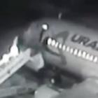 La scaletta dell’aereo si spezza: passeggeri precipitano nel vuoto