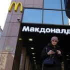 L'Ucraina ha voglia di normalità: a Kiev riapre il McDonald's dopo sette mesi