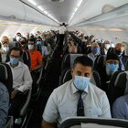 Mascherine in aereo, cosa succede dal 16 maggio? Tutti i casi in cui si possono togliere (e quando vanno indossate)