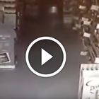 Terremoto, ecco il video choc della scossa devastante dentro un supermercato di Amatrice